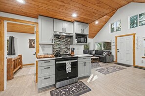 Fridge, microwave, oven, stovetop - Red Deer Cabin Hot tub Sauna Outdoor Shower (Ashford)