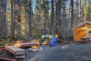 Property grounds - Red Deer Cabin Hot tub Sauna Outdoor Shower (Ashford)