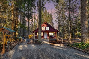 Exterior - Red Deer Cabin Hot tub Sauna Outdoor Shower (Ashford)