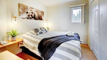 2 bedrooms, travel crib, WiFi (free), bed sheets