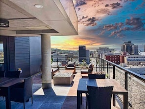 Outdoor dining - 1CH + Rooftop pool+Cuisine+Smart TV+Gym+750m QC (Québec City)