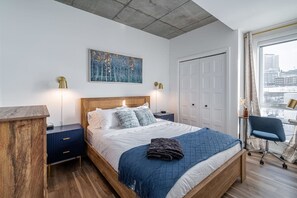 A modern bedroom with a wooden bed, two bedside tables, a desk, and a chair. - 1CH + Rooftop pool+Cuisine+Smart TV+Gym+750m QC (Québec City)
