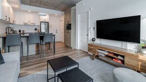A modern apartment with a kitchen, dining area, and living room. - 1CH + Rooftop pool+Cuisine+Smart TV+Gym+750m QC (Québec City)