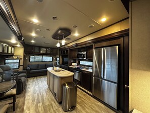 Unclassified image, 4 of 9, button - Luxury RV Retreat in Branson, MO – Near Table Rock Lake & The Strip (Branson)