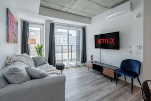 TV, video games - 2BR Condo - 500m to Old Quebec - AC, Gym, Dining (Québec City)