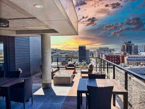Outdoor dining - 2BR Condo - 500m to Old Quebec - AC, Gym, Dining (Québec City)