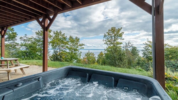 Outdoor dining - 4BR | Spa, Sauna, View, Billiards | Lower Unit (Petite-Rivière-Saint-François)