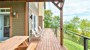 Outdoor dining - 4BR | Spa, Sauna, View, Billiards | Lower Unit (Petite-Rivière-Saint-François)