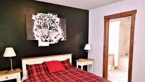 Room - 4BR | Spa, Sauna, View, Billiards | Lower Unit (Petite-Rivière-Saint-François)