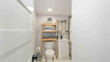 Hårføner, håndklær, såpe og toalettpapir