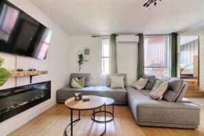 Confortable salon avec foyer électrique et TV intelligente WOW :) - 1CH KING Bed + Fireplace + Wi-Fi + Kitchen (Québec City)