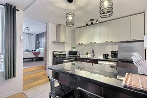 Vue d'ensemble de la cuisine avec tabouret ! - 1CH KING Bed + Fireplace + Wi-Fi + Kitchen (Québec City)