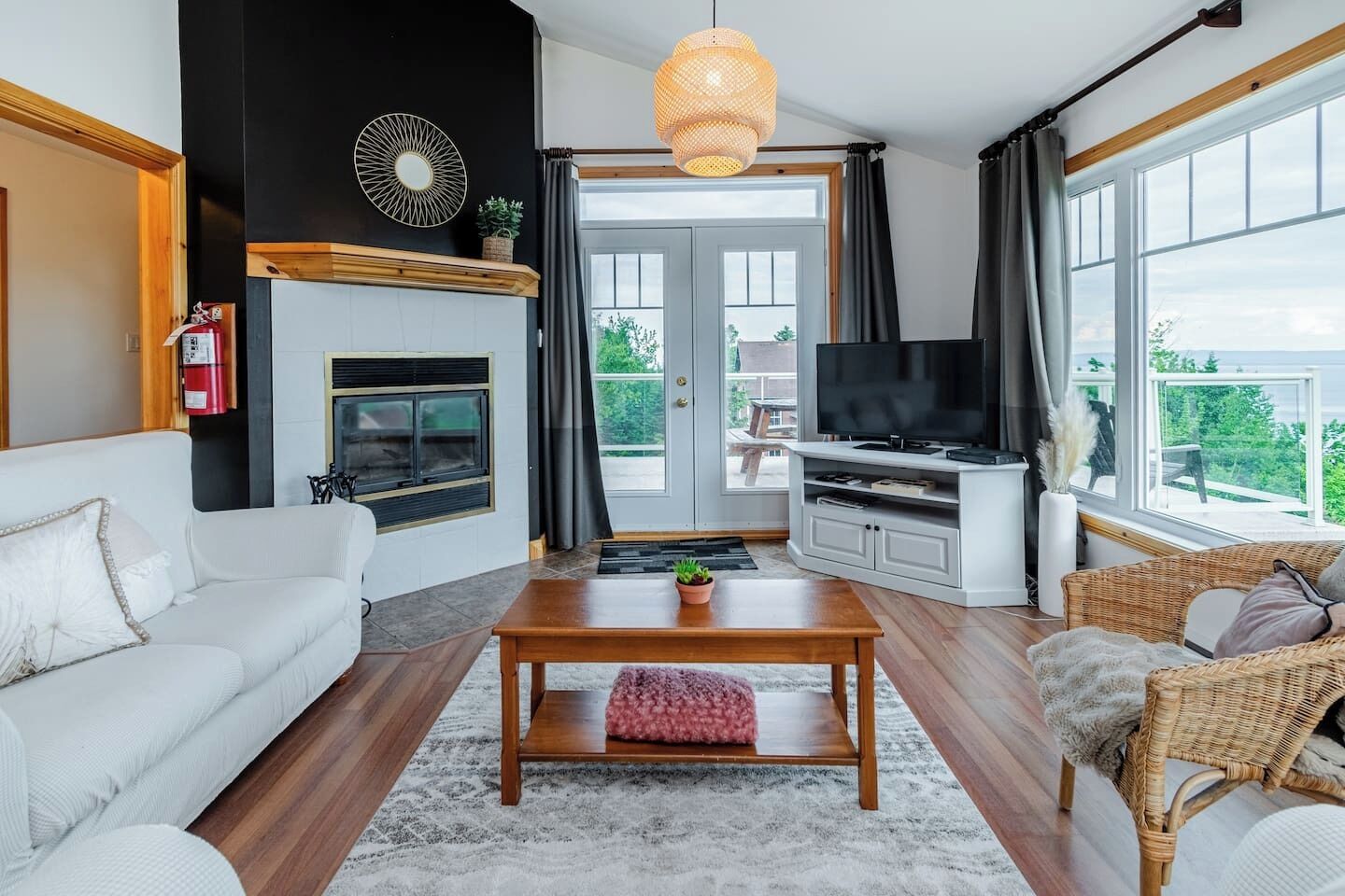 Smart TV, fireplace