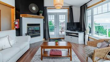 Smart TV, fireplace