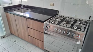 Køleskab, mikrobølgeovn, kaffe-/temaskine, elkedel