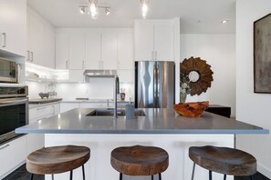 Refrigerador, microondas, horno y parrilla de estufa 