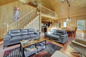 TV, fireplace - The Dreamer - Skiing, Spa & Outdoor Relaxation (Petite-Rivière-Saint-François)