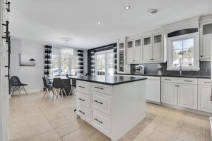 Fridge, microwave, oven, stovetop - Maison le 17 - Vue incroyable (Petite-Rivière-Saint-François)