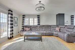 TV, fireplace - Maison le 17 - Vue incroyable (Petite-Rivière-Saint-François)