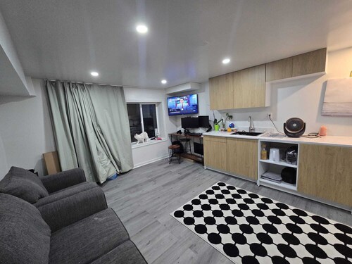 Sleek & Modern Studio,Separate Entrance 20 Mints from YUL Airport & downtown