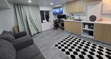 Sleek & Modern Studio,Separate Entrance 20 Mints from YUL Airport & downtown