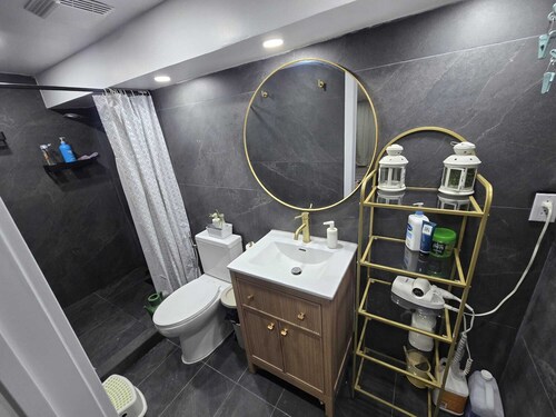 Sleek & Modern Studio,Separate Entrance 20 Mints from YUL Airport & downtown