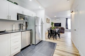 Interior - 3BR - 10 Min to Old Quebec + Free Street Parking (Québec City)