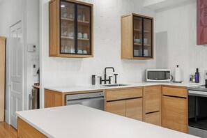 Fridge, microwave, oven, stovetop - Quebec City: 2 bedrooms + AC + Parking: Wow! (Québec City)