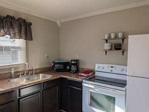 Kühlschrank, Mikrowelle, Ofen, Herdplatte