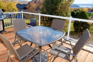 Outdoor dining - 3CH - Fireplace | Spa | Sauna | WiFi | Ping-pong (Baie-Saint-Paul)