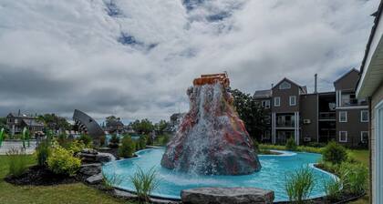 Condo: Heated pool & spa + gym + fireplace + AC