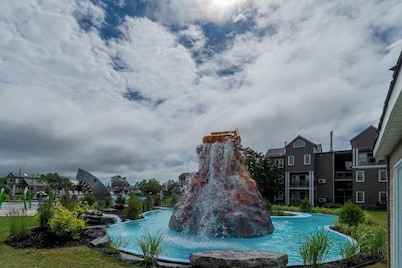 Condo: Heated pool & spa + gym + fireplace + AC