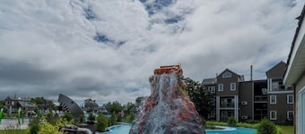 Condo: Heated pool & spa + gym + fireplace + AC