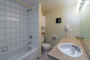 Séchoir à cheveux, serviettes fournies
