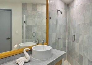 Douche, séchoir à cheveux, serviettes fournies