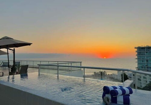 Beachfront penthouse w/ infinity pools & terrace