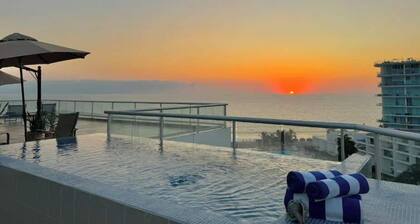 Beachfront penthouse w/ infinity pools & terrace