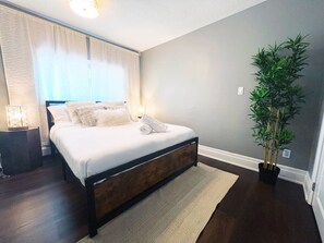 Desk, WiFi, bed sheets
