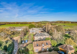 Exterior - Charming Family Stables Conversion - Pass the Keys (Emsworth)