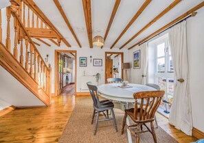 Dining - Charming Family Stables Conversion - Pass the Keys (Emsworth)