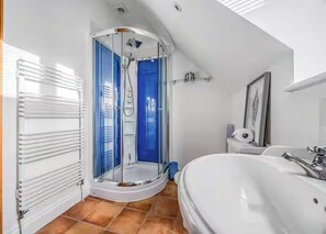 Shower, hair dryer, towels - Charming Family Stables Conversion - Pass the Keys (Emsworth)