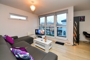 TV - Cardiff Bay Retreat, Sleeps 4 & Parking! - Pass the Keys (Cardiff)