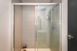 Shower, towels - Cardiff Bay Retreat, Sleeps 4 & Parking! - Pass the Keys (Cardiff)