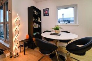 Dining - Cardiff Bay Retreat, Sleeps 4 & Parking! - Pass the Keys (Cardiff)