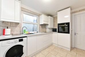 Fridge, microwave, oven, coffee/tea maker - NEW to the Market - Pontcanna 3 bedroom retreat! - Pass the Keys (Cardiff)