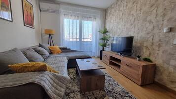 Apartment, 3 Bedrooms, Smoking, Balcony | Living room