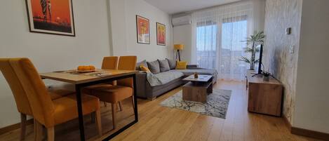 Apartment, 3 Bedrooms, Smoking, Balcony | Living room