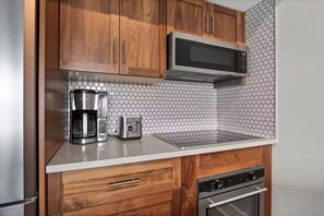 Fridge, microwave, oven, stovetop - The Overlook- Downtown Wilmington - On the Riverwalk (Wilmington)
