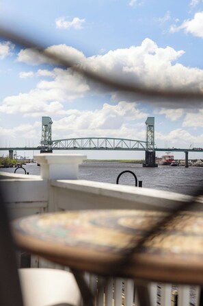 Een uitzicht op een brug over water, met een hekwerk op de voorgrond.
