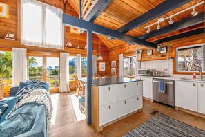 Interior - The Stoke - 5 houses to Ocean - Pool! (Salvo)